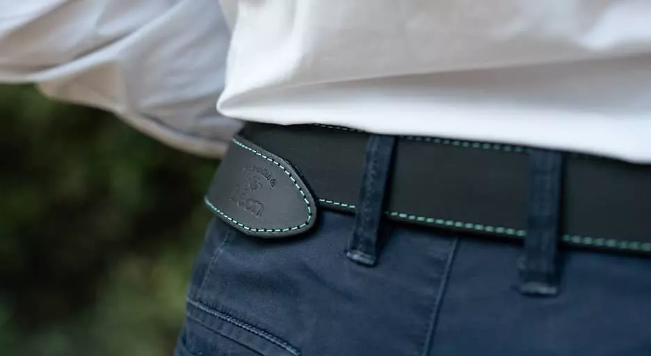 Ceinture en cuir noir avec une surpiqûre bleue, fabriquée en France
